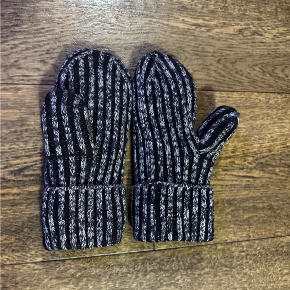 Lululemon Neck Warmer and Mittens - Picture 7 of 8